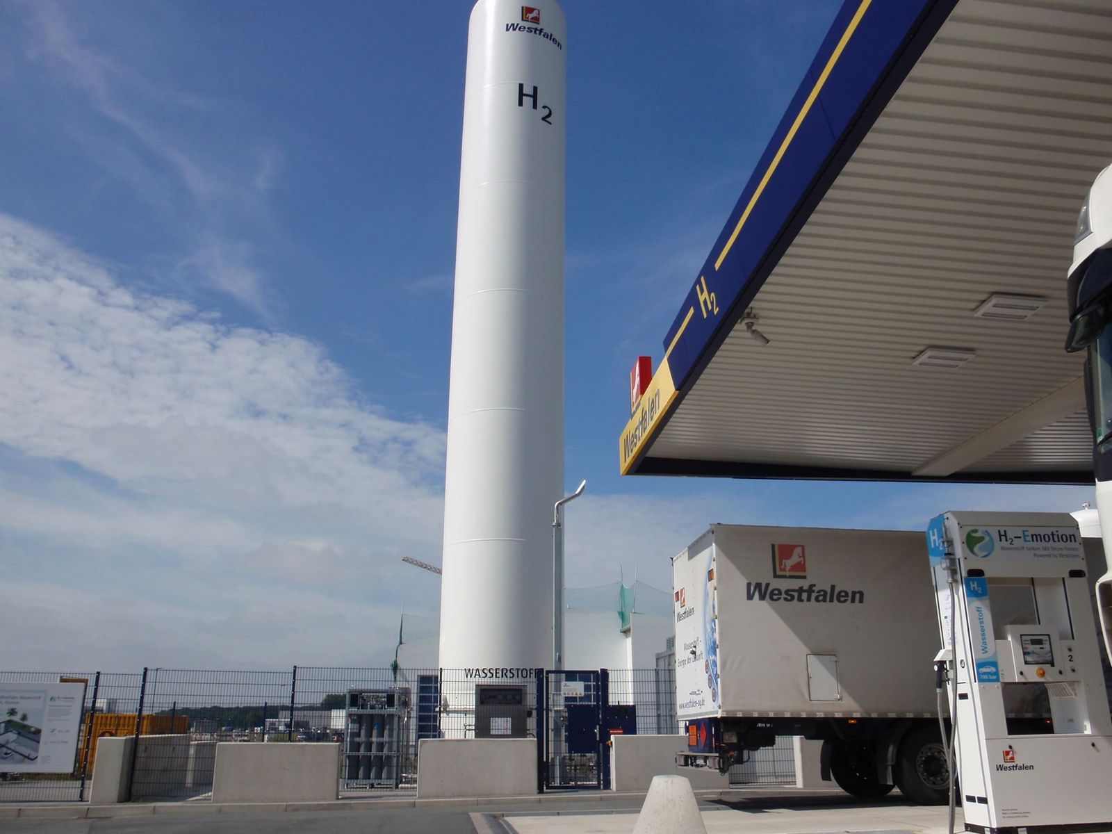 Anfahrschutz an einer Tankstelle. Anfahrschutz an einer Tankstelle.